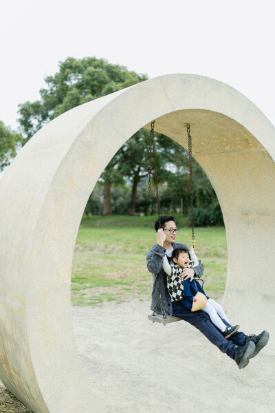 春日暴走
摄影：洪小漩
出镜：家人
良渚文化遗址公园，多年前它还不是遗址公园的时候，我就约着女生去拍照。那里很美，对我而言是秘密宝藏地般的存在。
后来，被开发成了遗址公园，圈起了地，每次需要预约扫码才…