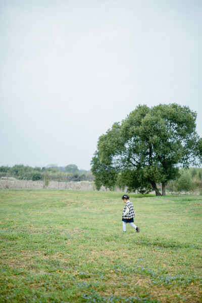 春日暴走
摄影：洪小漩
出镜：家人
良渚文化遗址公园，多年前它还不是遗址公园的时候，我就约着女生去拍照。那里很美，对我而言是秘密宝藏地般的存在。
后来，被开发成了遗址公园，圈起了地，每次需要预约扫码才…