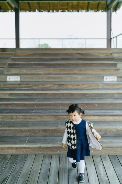 春日暴走
摄影：洪小漩
出镜：家人
良渚文化遗址公园，多年前它还不是遗址公园的时候，我就约着女生去拍照。那里很美，对我而言是秘密宝藏地般的存在。
后来，被开发成了遗址公园，圈起了地，每次需要预约扫码才…