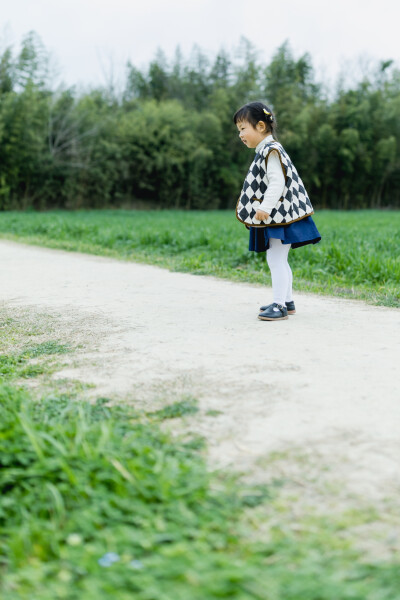 春日暴走
摄影：洪小漩
出镜：家人
良渚文化遗址公园，多年前它还不是遗址公园的时候，我就约着女生去拍照。那里很美，对我而言是秘密宝藏地般的存在。
后来，被开发成了遗址公园，圈起了地，每次需要预约扫码才…