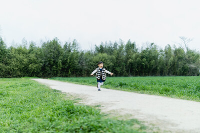 春日暴走
摄影：洪小漩
出镜：家人
良渚文化遗址公园，多年前它还不是遗址公园的时候，我就约着女生去拍照。那里很美，对我而言是秘密宝藏地般的存在。
后来，被开发成了遗址公园，圈起了地，每次需要预约扫码才…