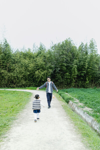 春日暴走
摄影：洪小漩
出镜：家人
良渚文化遗址公园，多年前它还不是遗址公园的时候，我就约着女生去拍照。那里很美，对我而言是秘密宝藏地般的存在。
后来，被开发成了遗址公园，圈起了地，每次需要预约扫码才…