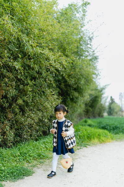 春日暴走
摄影：洪小漩
出镜：家人
良渚文化遗址公园，多年前它还不是遗址公园的时候，我就约着女生去拍照。那里很美，对我而言是秘密宝藏地般的存在。
后来，被开发成了遗址公园，圈起了地，每次需要预约扫码才…