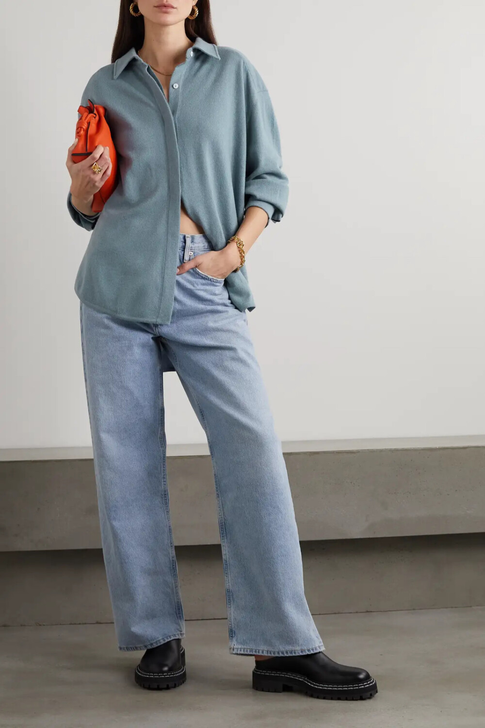 Arch4 这款 “Aster” 衬衫以绒软无比的羊绒织就，“Slate Blue” 灰蓝色调如灰色一样优雅百搭，软结构衣身设有利落翻领和落肩。不妨搭配同色系精裁装或白色牛仔裤，任下摆自然垂落。