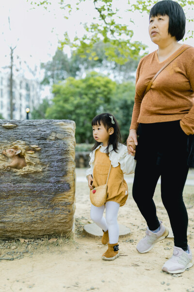 秋千荡到天上去
摄影：洪小漩
出镜：菲比和奶奶
去完良渚遗址公园，说不上顺道，但是还是坚持去了白鹭公园。
菲比几乎将公园里的各色游乐设施玩了个遍。
这其中，秋千是她最钟爱的项目。
就像小时候的我一样?！? data-iid=