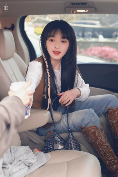 田曦薇
©Logo侵删.