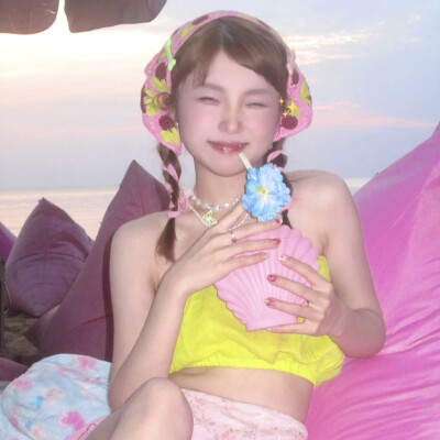 少女的裙摆和满片温柔的花