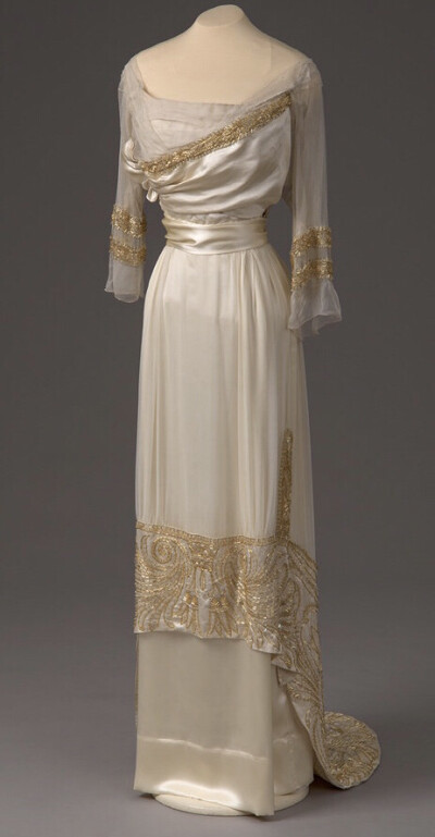 1910年代前期的白色系晚装，优美淡雅，古典味十足又不乏别致新颖的设计。 ​​​