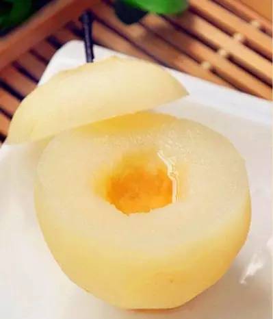 食物简介：常见水果，因肉嫩白如雪，故得名。含苹果酸、柠檬酸、维生素B1、B2、C、胡萝卜素等微量元素。
润肺原理：白色入肺，故白色食物都对肺有保养功效。雪梨水份大，性略寒，可以生津润燥、清热化痰。
推荐…