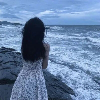 海边清冷感背影女头