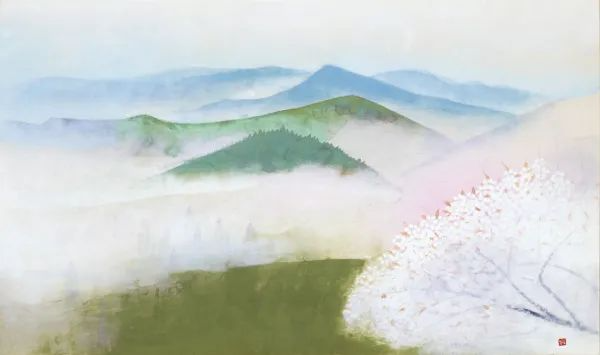 《吉野》描绘了吉野山樱花盛开的风景，大片淡粉色渲染出一片温和清澄的粉色云雾。近处一株樱树斜伸入画，又使人得以看到樱花细部/奥村土牛/1977