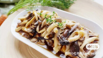 每日一素：
菌菇煨豆腐 
食材: 老豆腐1块、油、酱油、白胡椒、香菇、杏鲍菇、鸡枞菌、真姬菇、白玉菇
做 法:
1. 准备好各种菇类，把大点的蘑菇都切片备用；
2. 老豆腐切成片，慢慢煎至两面金黄，可以稍微煎的硬一…