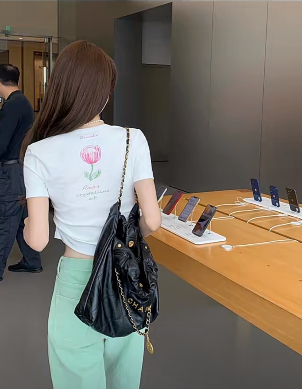 生命是一个巨大的拼图.你很难在刚刚开始时.就意识到那些杂乱的碎意味着什么.但只要你一直在一片一片接着拼下去.很快你会发现那个碎片对于整体的价值.每一次失败的结果都是在为我们带来了经验教训.成为一笔笔不可磨灭的财富.继而在接下来的人生中派上用场.输不起的人永远没有机会赢.有了阅历之后.才明白最重要的是经历.只有经历过的人才有资格看淡.任何全情参与过的体验都不会浪费是真的。