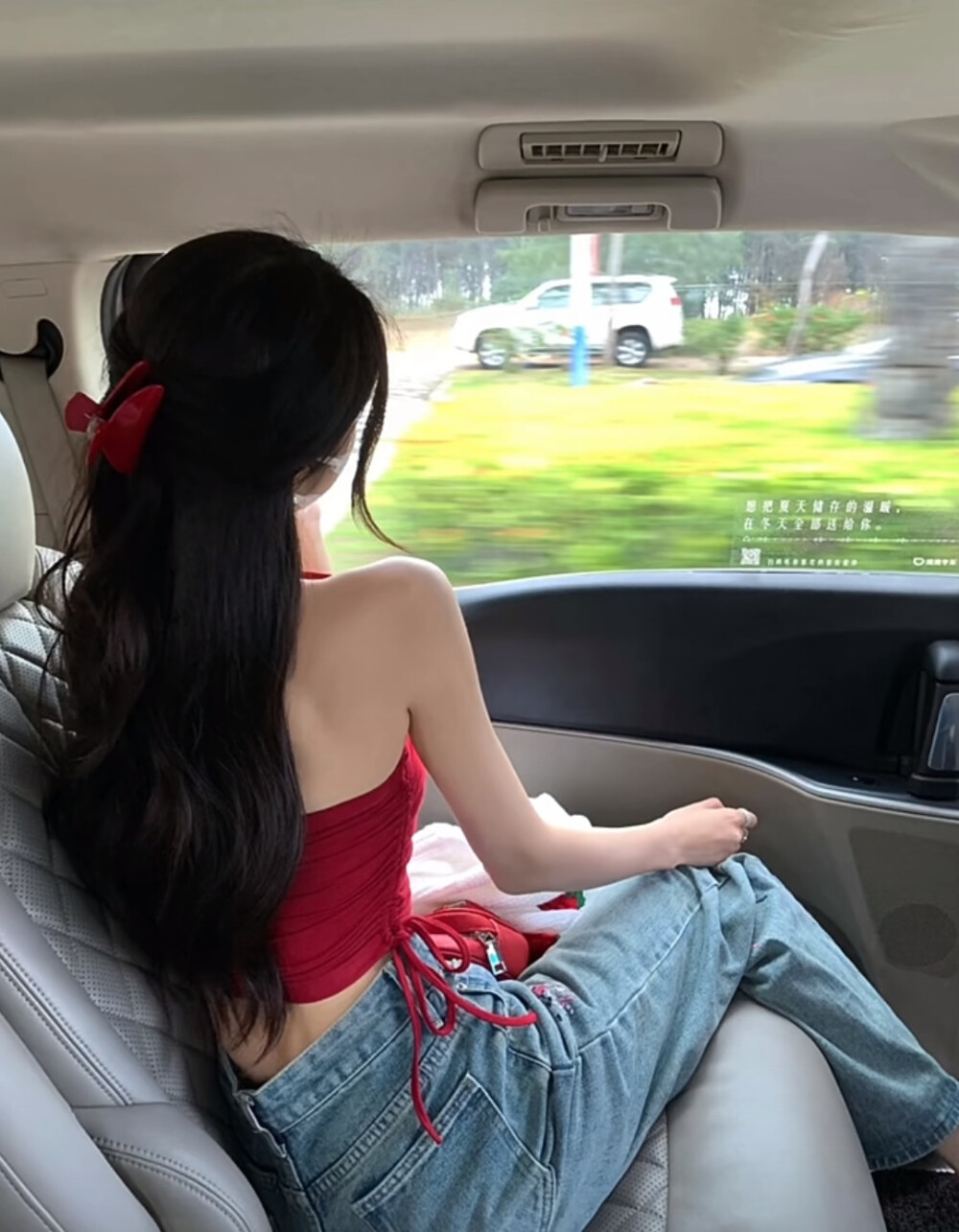 能让一个人成长的从来都不是苦难.而是、不断复盘和反思.你只是个普通人.不是世界的中心.即便是最亲近的人也不会无限承接你的情绪.不要以自己的标准去要求别人.对身边人要求别太高.即便是最亲近的父母和伴侣.也不可能完全理解我们的感受.人生而孤独.不被理解是常态.接受就好.吃苦不可怕.谁都不容易.不是只有你一个人觉得很辛苦.也不是只有你一个人在慢慢熬.重要的是要让吃过的苦都变得有意义.不经打击老天真.怕的就是经受打击以后.依然又傻又天真.别总是抱怨.也别活得那么任性自我.自己的野心和欲望.都需要自己通过努力去满足.别总说你是为了谁承受了什么.没有人强迫你去做什么.说到底都是为了自己罢了.成年人的情绪都是同自己的博弈.同他人和解的过程.其实是我们战胜了自己的软弱。