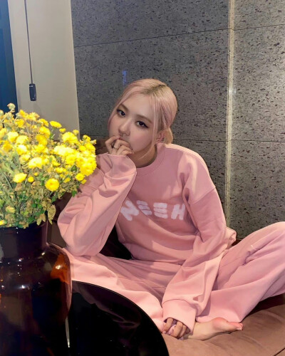 ROSé 朴彩英
?Logo侵删.