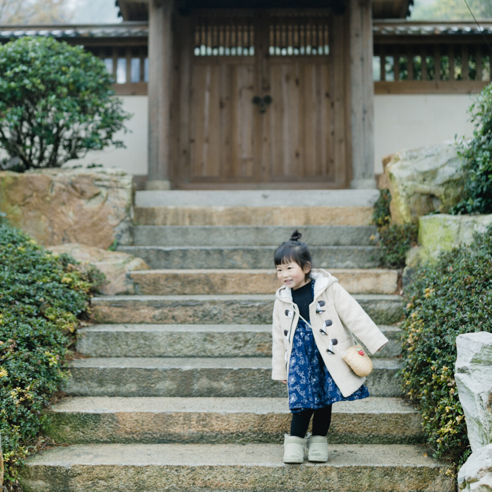 那就去径山寺喝杯茶吧
摄影：洪小漩
其实，去寺庙上香祈福对我家而言，是一件稀松平常的事。
但是，最近忽然火了一句话：在上班和上进之间，我选择了上香。
的确，去寺庙一时间成为了一种流行。我也在去灵隐寺、法喜寺上香的同时，对这句话有了切身的体验。
说实话，我也正是被生活所困，心浮气躁时去寺庙寻一时清静。只不过，现在，像我这样的人越来越多。这才延伸出了“在求人和求己之间，我选择了求佛”这样的调侃。
有人说，年轻人不上进。有人说，这是给自己一种积极的心理暗示。当然，也不排除有人纯粹跟风，打开拍照罢了。
却，总有人对这一现象看不惯，想剖析这一群人，妄想对他们指指点点。