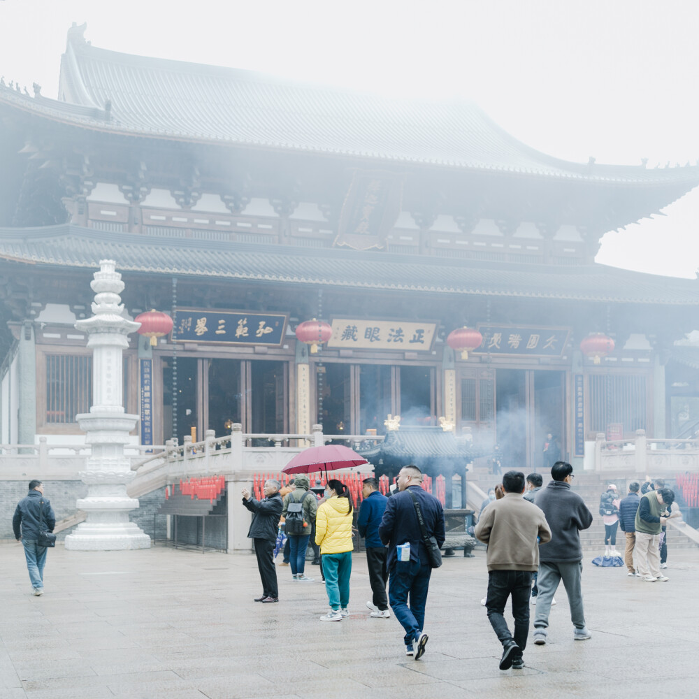 那就去径山寺喝杯茶吧
摄影：洪小漩
其实，去寺庙上香祈福对我家而言，是一件稀松平常的事。
但是，最近忽然火了一句话：在上班和上进之间，我选择了上香。
的确，去寺庙一时间成为了一种流行。我也在去灵隐寺、法喜寺上香的同时，对这句话有了切身的体验。
说实话，我也正是被生活所困，心浮气躁时去寺庙寻一时清静。只不过，现在，像我这样的人越来越多。这才延伸出了“在求人和求己之间，我选择了求佛”这样的调侃。
有人说，年轻人不上进。有人说，这是给自己一种积极的心理暗示。当然，也不排除有人纯粹跟风，打开拍照罢了。
却，总有人对这一现象看不惯，想剖析这一群人，妄想对他们指指点点。