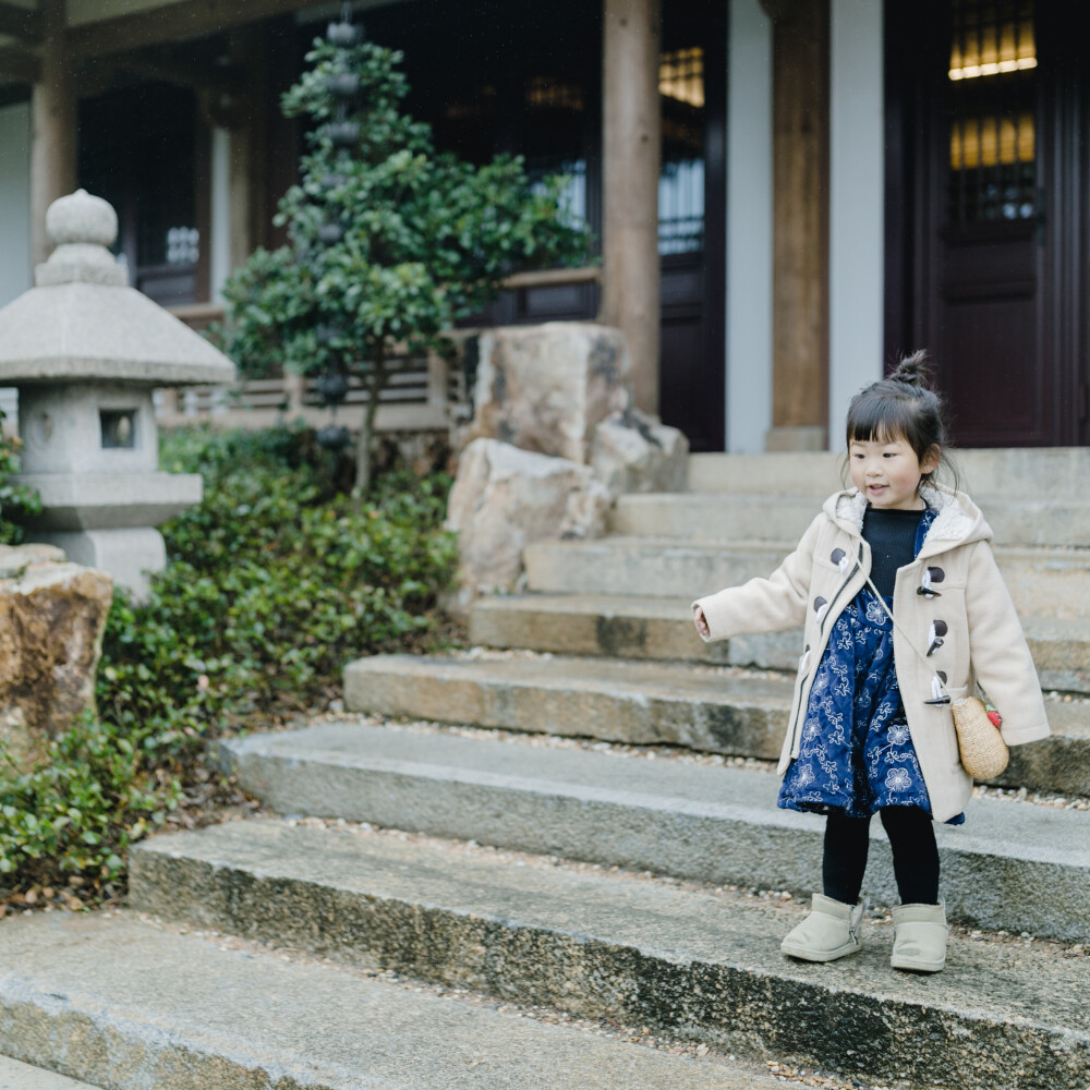 那就去径山寺喝杯茶吧
摄影：洪小漩
其实，去寺庙上香祈福对我家而言，是一件稀松平常的事。
但是，最近忽然火了一句话：在上班和上进之间，我选择了上香。
的确，去寺庙一时间成为了一种流行。我也在去灵隐寺、法喜寺上香的同时，对这句话有了切身的体验。
说实话，我也正是被生活所困，心浮气躁时去寺庙寻一时清静。只不过，现在，像我这样的人越来越多。这才延伸出了“在求人和求己之间，我选择了求佛”这样的调侃。
有人说，年轻人不上进。有人说，这是给自己一种积极的心理暗示。当然，也不排除有人纯粹跟风，打开拍照罢了。
却，总有人对这一现象看不惯，想剖析这一群人，妄想对他们指指点点。