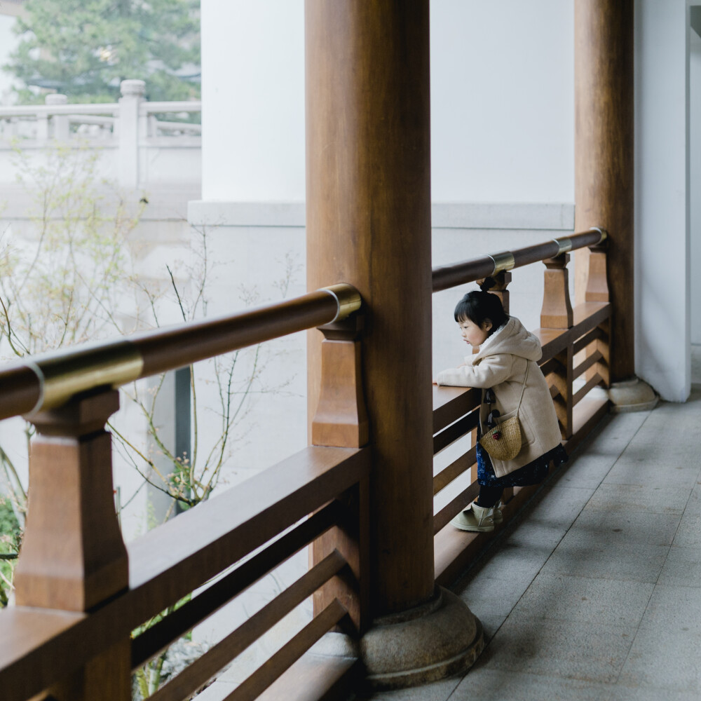 那就去径山寺喝杯茶吧
摄影：洪小漩
其实，去寺庙上香祈福对我家而言，是一件稀松平常的事。
但是，最近忽然火了一句话：在上班和上进之间，我选择了上香。
的确，去寺庙一时间成为了一种流行。我也在去灵隐寺、法喜寺上香的同时，对这句话有了切身的体验。
说实话，我也正是被生活所困，心浮气躁时去寺庙寻一时清静。只不过，现在，像我这样的人越来越多。这才延伸出了“在求人和求己之间，我选择了求佛”这样的调侃。
有人说，年轻人不上进。有人说，这是给自己一种积极的心理暗示。当然，也不排除有人纯粹跟风，打开拍照罢了。
却，总有人对这一现象看不惯，想剖析这一群人，妄想对他们指指点点。