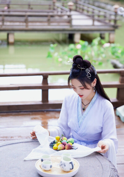 重紫
杨超越 饰 重紫