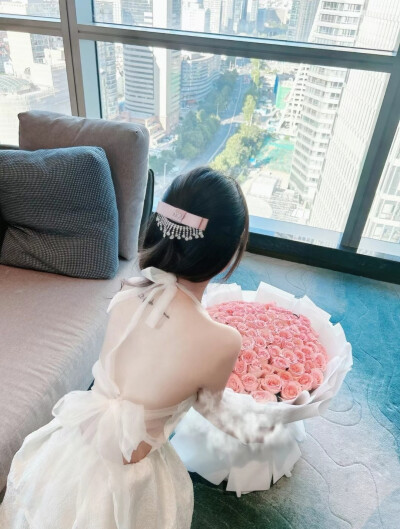 屋漏偏逢连夜雨.船迟又遇打头风.横财不负穷人命.厄运专挑苦命人.有的人享尽人间奢华.有的人活着就已不易.人都是哭着来到世上.却不知自己是怎么走的.活着就是幸运.愿你我都能笑看红尘云似烟。