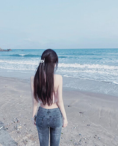 屋漏偏逢连夜雨.船迟又遇打头风.横财不负穷人命.厄运专挑苦命人.有的人享尽人间奢华.有的人活着就已不易.人都是哭着来到世上.却不知自己是怎么走的.活着就是幸运.愿你我都能笑看红尘云似烟。