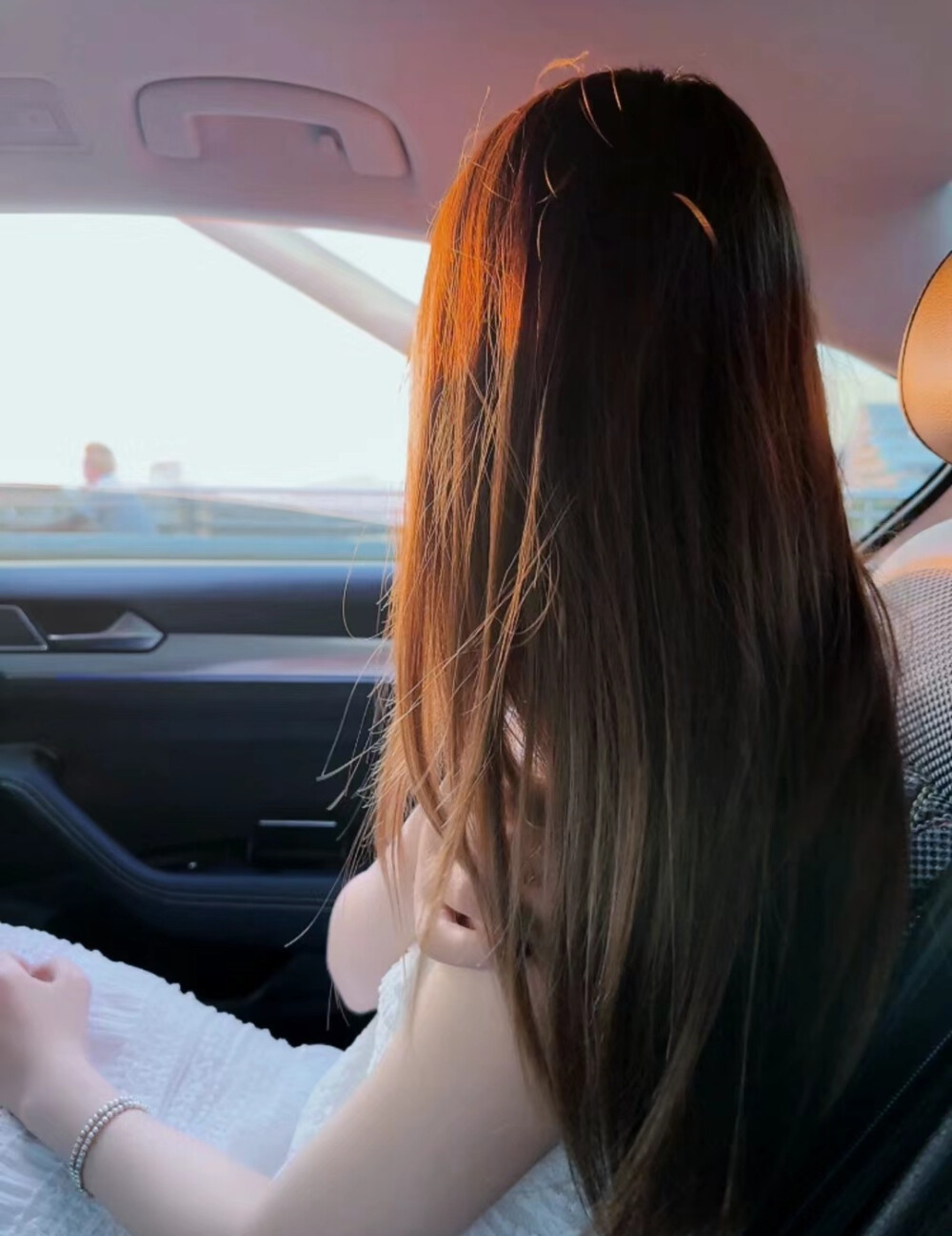 屋漏偏逢连夜雨.船迟又遇打头风.横财不负穷人命.厄运专挑苦命人.有的人享尽人间奢华.有的人活着就已不易.人都是哭着来到世上.却不知自己是怎么走的.活着就是幸运.愿你我都能笑看红尘云似烟。