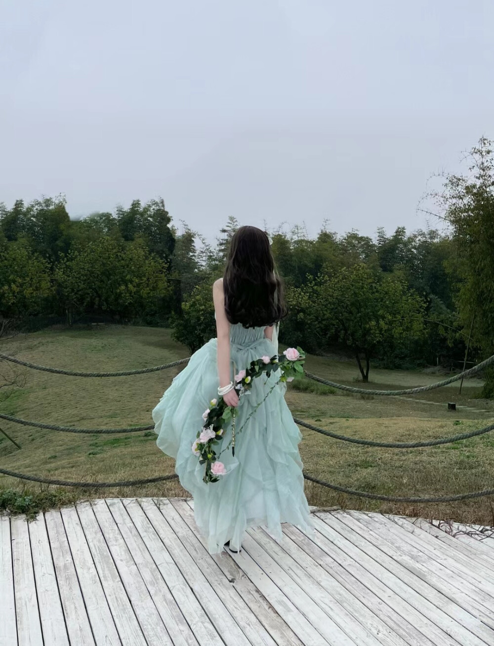 屋漏偏逢连夜雨.船迟又遇打头风.横财不负穷人命.厄运专挑苦命人.有的人享尽人间奢华.有的人活着就已不易.人都是哭着来到世上.却不知自己是怎么走的.活着就是幸运.愿你我都能笑看红尘云似烟。