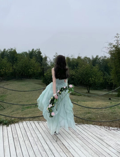 屋漏偏逢连夜雨.船迟又遇打头风.横财不负穷人命.厄运专挑苦命人.有的人享尽人间奢华.有的人活着就已不易.人都是哭着来到世上.却不知自己是怎么走的.活着就是幸运.愿你我都能笑看红尘云似烟。