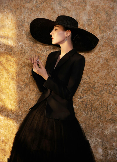 迪丽热巴 出发微博之夜，身穿蒙田三十系列经典黑色西装搭配纱裙，演绎典藏时尚风貌，轻柔与挺括交织融合，散落点滴神秘色彩，诠释古典风姿与摩登格调。