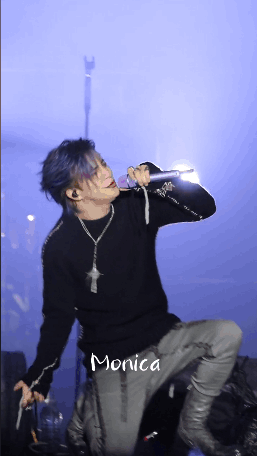 “今天的雨是我们的记号” ——薛之谦
“我从小就喜欢下雨，若某个傍晚狂风暴雨，那便是我来看你”
——赵英俊
婺女洲星云青燥音…