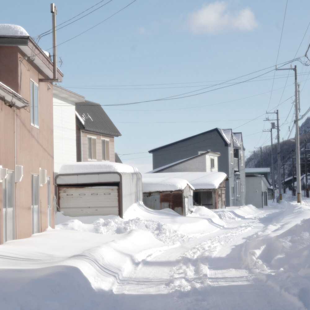 Karina柳智敏 ||
爱就是在雪里写诗 边写边消失。