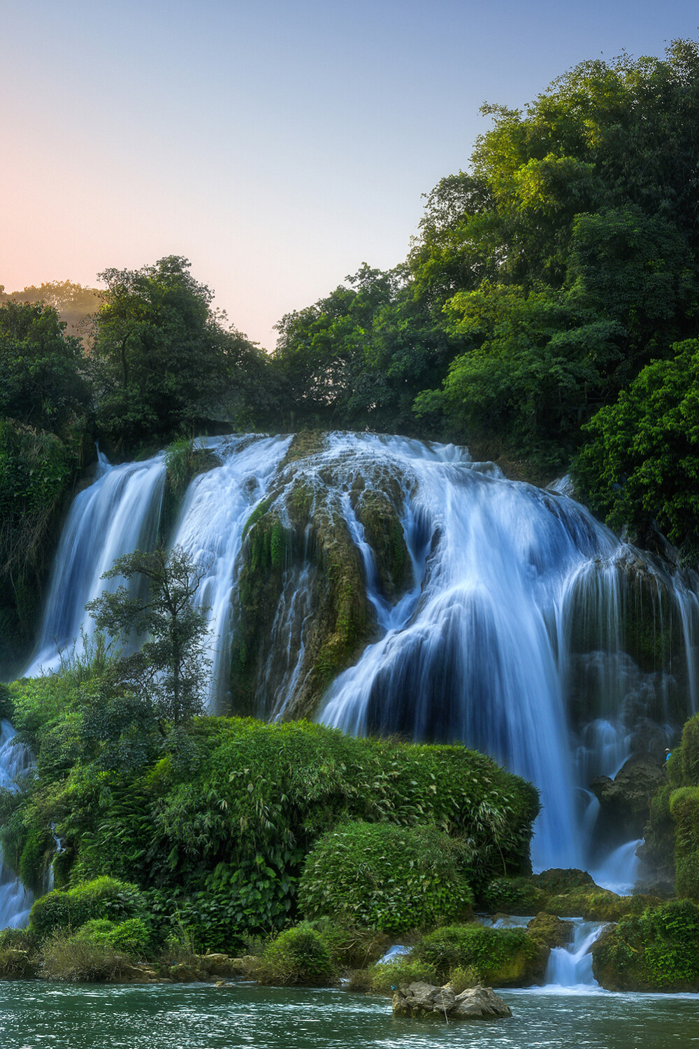 美丽的春景，瀑布