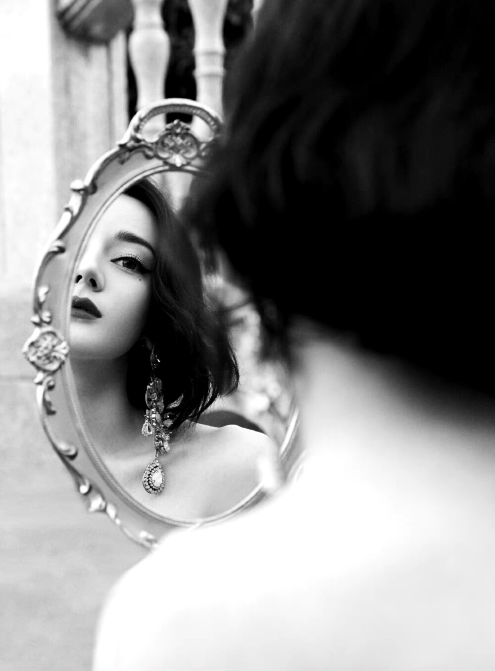 迪丽热巴
华贵耀眼，熠熠生辉。 一袭粉色珠光灯笼袖拖尾长裙出席#ELLE风尚大典#，秀发微卷，裙摆曳地，彰东方女性华彩之美，共感国风魅力新风尚～#迪丽热巴珠光粉宫廷风礼服#
高级珠宝 MIKIMOTO
粉色礼服&耳环&手链 Guo Pei Haute Couture
妆：@张进ZJZJ
发：@田洪禹ONTIME
造型：@The_MoMentuM
摄影：@摄影师姜佑霖
