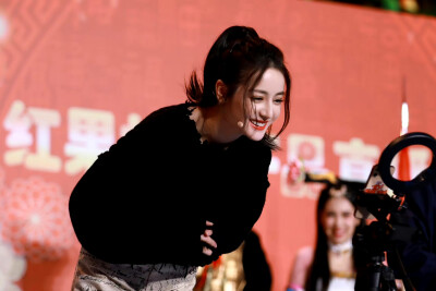 迪丽热巴
高马尾潮酷girl在线放电啦！热巴的第一个小品
#迪丽热巴北京春晚代言人#
毛衣：Perverze
工装裤：D5ove
靴子：Dr.Martens
妆发：@张进ZJZJ
造型：@The_MoMentuM
​​​摄影：@Chris崔峻超 ​​​