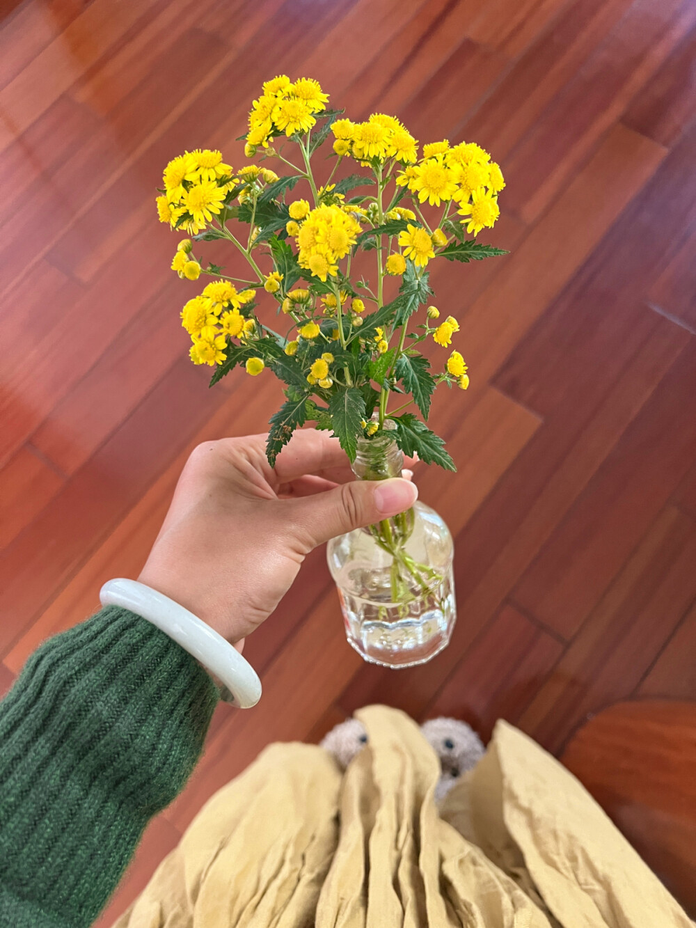 Flowers in my life
广州路边的长春花 南昌院子里的野菊 打碎月亮之后银杏叶从此只是银杏叶 不再是蝴蝶或玫瑰花 宁波的梅 宁波的白山茶 广州的迷你菊 丽水的樱花 南昌的红山茶 含笑 矢车菊 樱花和艾草