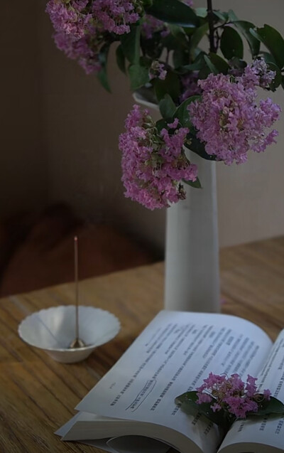 残夜院落.灯火楼台.有一美人兮.捣一翁桂花酿酒.撒一饼碎月充饥.忽唤君名.甜否？君作答.甜至心间.再讨、星沉月隐.云娘不见.呆立一书生。