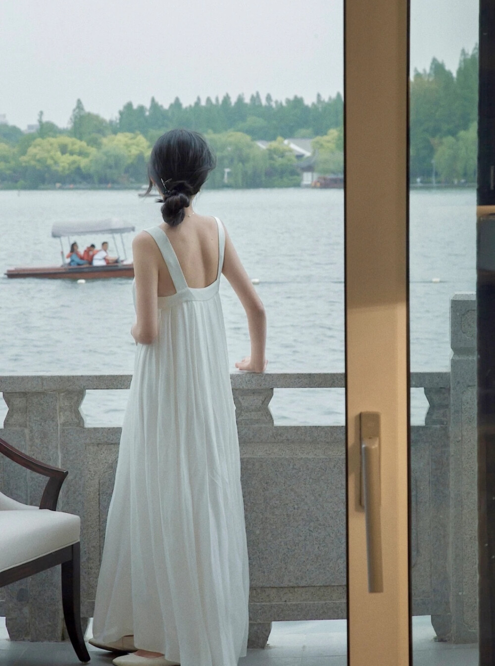 "我活在一个奇妙无比的世界上.这里大、静、近、真的真实.又那么直接.我身边的草真的是草.它的绿真的是绿.我抚摸它时.我是真的在抚摸它...我想说的.是一种比和谐更和谐、比公平更公平、比优美更优美的东西.我在这里生活.与迎面走来的人相识.并且同样出于自己的命运去向最后时光.并且心满意足.我所能感到的那些悲伤.又更像是幸福。"李娟的文字.优美得让人想哭.她眼中笔下的新疆.有草原、山谷、溪流、树林、但更多生活场景的还是荒野.酷寒、她用叙述诗般的笔调记录了这片广袤荒凉的大地.李娟一家也在辗转迁徙.开裁缝铺.小卖铺.扎扎实实地活着.她并没有用悲悯的笔调描述这片荒凉大地上的苦难.令人难忘的反而是蓬勃的生命力.那种旺盛到近乎野蛮的生命力.她记录着身边这些普通的牧民的日常生活.也写也写母亲、外婆、叔叔、妹妹、细腻真挚.每一个人都是那么真实可亲.但还是会有寂寞呀.这么大的天与地.寂静---她无数次的写下这个词.她的文字.不刻意.却像诗.她写和她妈点豆子时："他们俩到底种下了什么？使这片大地.长满了荒凉。""大地能生长粮食.这是一件多么感人又忧伤的事情！"