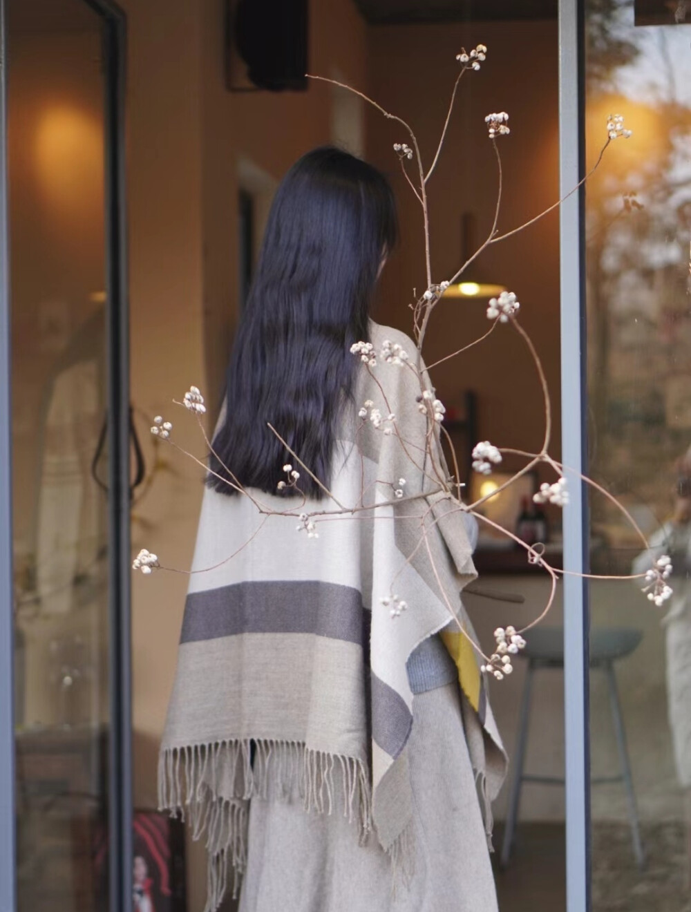 "我活在一个奇妙无比的世界上.这里大、静、近、真的真实.又那么直接.我身边的草真的是草.它的绿真的是绿.我抚摸它时.我是真的在抚摸它...我想说的.是一种比和谐更和谐、比公平更公平、比优美更优美的东西.我在这里生活.与迎面走来的人相识.并且同样出于自己的命运去向最后时光.并且心满意足.我所能感到的那些悲伤.又更像是幸福。"李娟的文字.优美得让人想哭.她眼中笔下的新疆.有草原、山谷、溪流、树林、但更多生活场景的还是荒野.酷寒、她用叙述诗般的笔调记录了这片广袤荒凉的大地.李娟一家也在辗转迁徙.开裁缝铺.小卖铺.扎扎实实地活着.她并没有用悲悯的笔调描述这片荒凉大地上的苦难.令人难忘的反而是蓬勃的生命力.那种旺盛到近乎野蛮的生命力.她记录着身边这些普通的牧民的日常生活.也写也写母亲、外婆、叔叔、妹妹、细腻真挚.每一个人都是那么真实可亲.但还是会有寂寞呀.这么大的天与地.寂静---她无数次的写下这个词.她的文字.不刻意.却像诗.她写和她妈点豆子时："他们俩到底种下了什么？使这片大地.长满了荒凉。""大地能生长粮食.这是一件多么感人又忧伤的事情！"