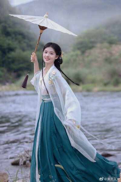 溪云淡淡迷渔屋，野旆翩翩露酒家。
可惜一绷真水墨，无人写得寄京华。