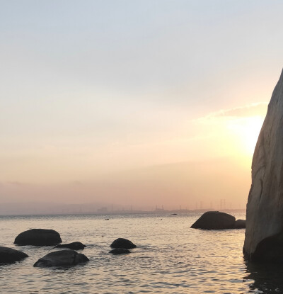 夕阳西下，海边风景如画