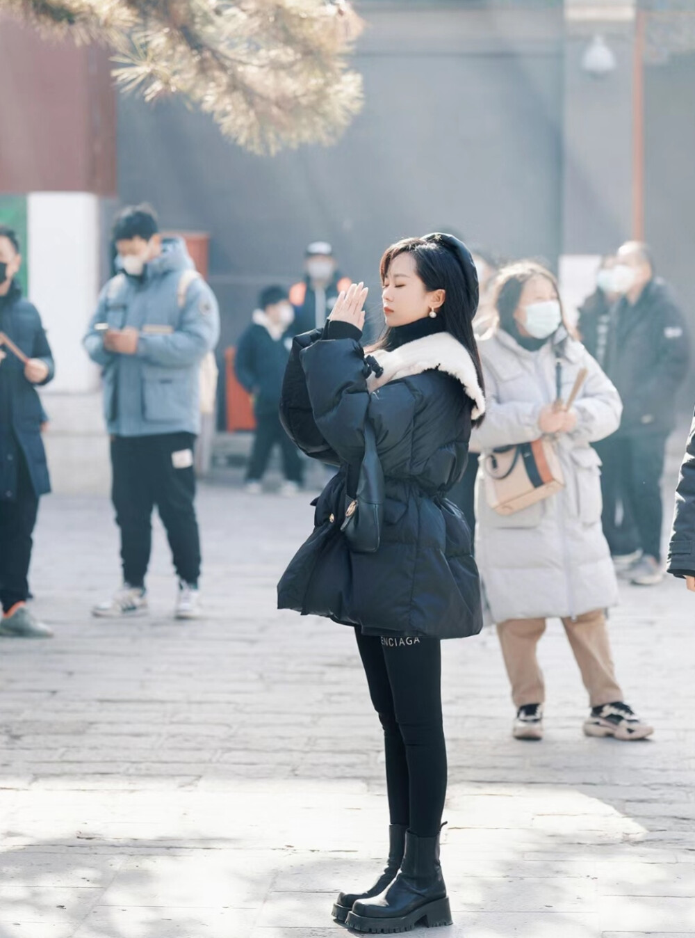 很认同的一段话：我永远会朝着自己喜欢的方式去生活.我不怕不合群.不怕没朋友.不怕别人背后说我议论我.我太明白.成年人开心跟舒服是多难.所以未来不管三年五年还是十年我都会这样.我不需要所有人都认可我.我只关注自己的成长.我的动态也只是为了记录我自己的生活.不是为了取悦别人的。我现在只想做自己想做的.让自己开心.这样我整个人真的好轻松.不用太乖.不用为迎合他人的喜好勉强自己.不用害怕被人讨厌而做不到拒绝.不用消耗自身去过度的付出.你的人生是用来善待自己的，无需自责.也无需觉得愧疚.做自己永远不必感到抱歉。