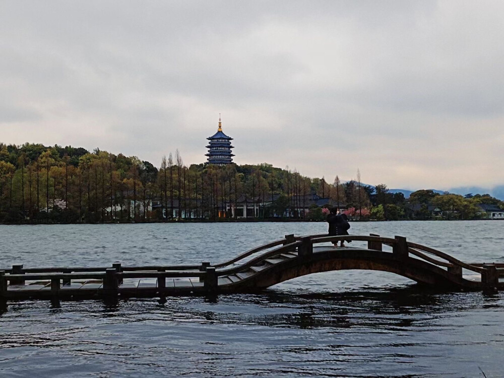 “烟雨下杭州”