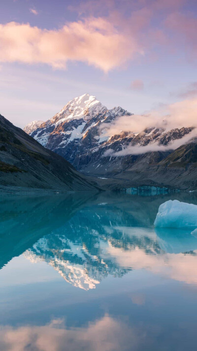 壮丽的山峦、碧蓝的湖泊、冰冷的雪山，都倒映在湖水之中，瞬间让整个人的心都变得开阔起来。©有料画报