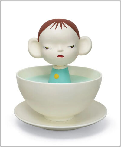 奈良美智《茶杯小孩》，亚克力、漆、棉布、玻璃纤维，95×95×105cm，1995年，估价：500万-800万港元
