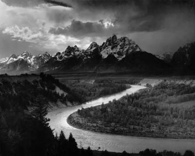 Ansel Adams。在他六十多年的摄影创作活动中，一直以风景摄影作品而闻名。他的摄影书已印了上百万册，在世界的任何一个角落都能找得到。他一生三度获颁古根海姆奖金，上过时代杂志的封面，卡特总统授予过他自由勋章…