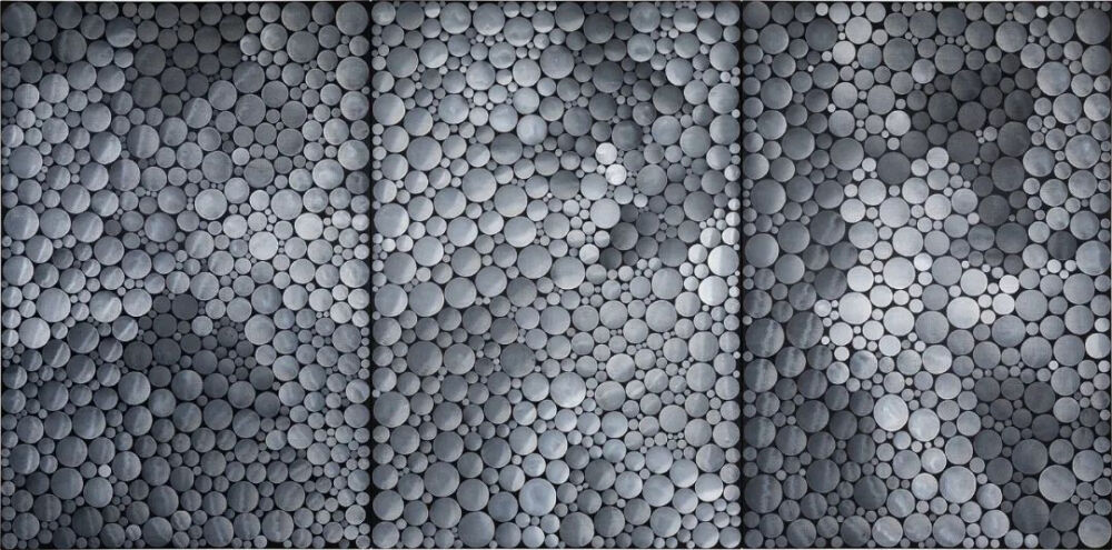 草间弥生《无限的点（HTI）》，亚克力、画布（三联作），共194×390cm，2001年，估价：2500万- 3000万港元，3月30日富艺斯二十世纪及当代艺术晚间拍卖呈现。