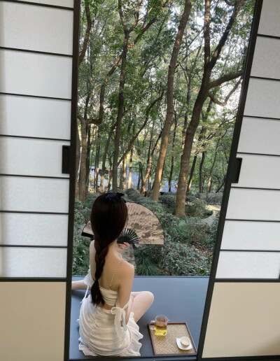 不想做温室的花朵.却又不想离妈妈太远.总和家里唱反调.却又想挣钱给妈妈花.追求自由和极致浪漫.又经常苦恼怎么赚多一点.在理想和现实徘徊.在希望和迷茫中奋斗.拼尽全力想走出这座浪浪山。