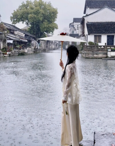 不想做温室的花朵.却又不想离妈妈太远.总和家里唱反调.却又想挣钱给妈妈花.追求自由和极致浪漫.又经常苦恼怎么赚多一点.在理想和现实徘徊.在希望和迷茫中奋斗.拼尽全力想走出这座浪浪山。