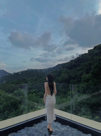 不想做温室的花朵.却又不想离妈妈太远.总和家里唱反调.却又想挣钱给妈妈花.追求自由和极致浪漫.又经常苦恼怎么赚多一点.在理想和现实徘徊.在希望和迷茫中奋斗.拼尽全力想走出这座浪浪山。